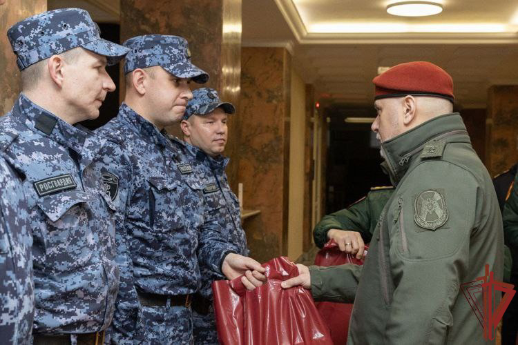 Генерал-лейтенант Алексей Воробьев по поручению директора росгвардии поздравил заступающих на дежурство в новогоднюю ночь росгвардейцев