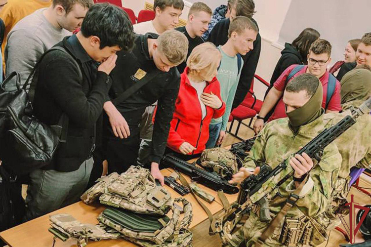 В преддверии Дня защитника Отечества росгвардейцы рассказали о службе спецназа кадетам и школьникам Москвы
