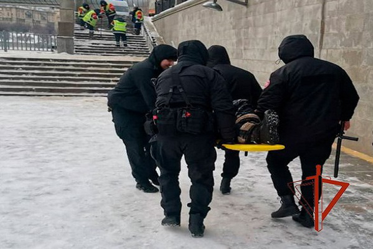 Спецназовцы оказали помощь человеку, оказавшемуся на льду Москва-реки
