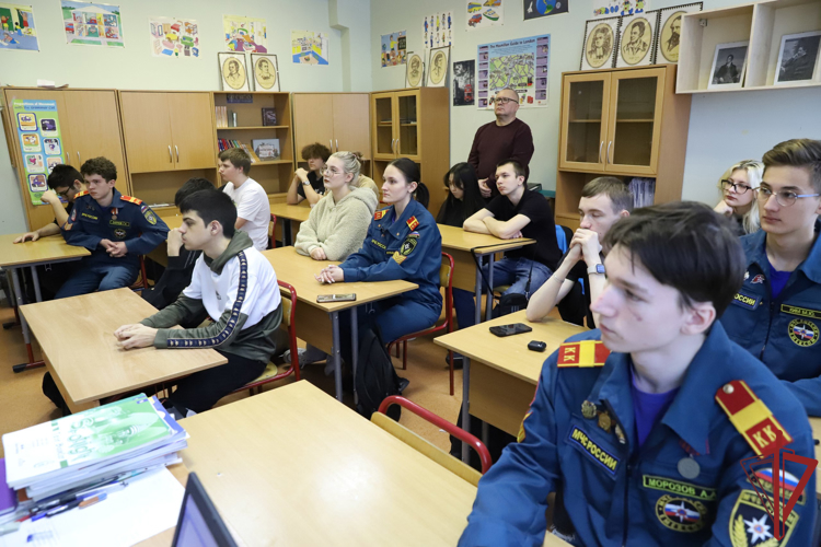 В день Конституции столичные росгвардейцы провели тематическое занятие со школьниками