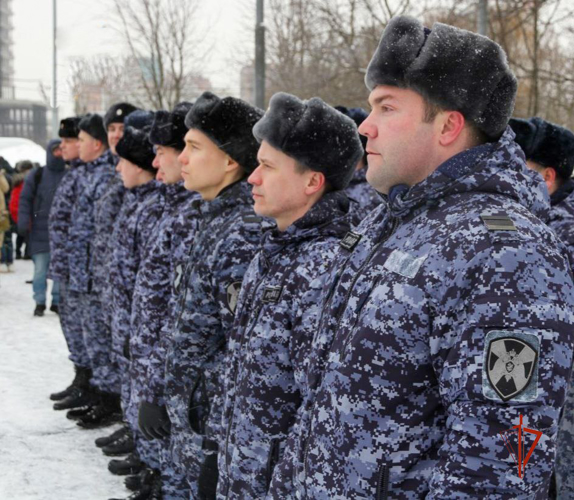 Сотрудники Росгвардии провели памятное мероприятие в Парке победы в Москве