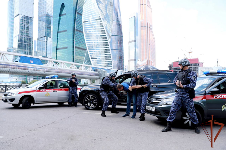 Выставка фоторабот росгвардейцев «На службе Отечеству» проходит в Москве