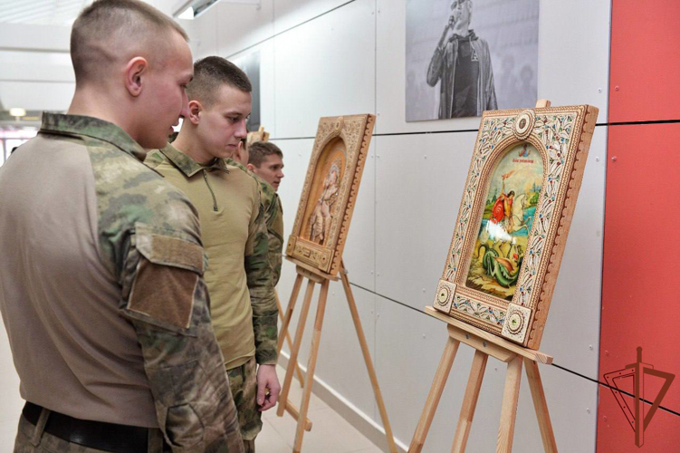 Росгвардия показала выставку «Небесные покровители армии и флота России» в Москве