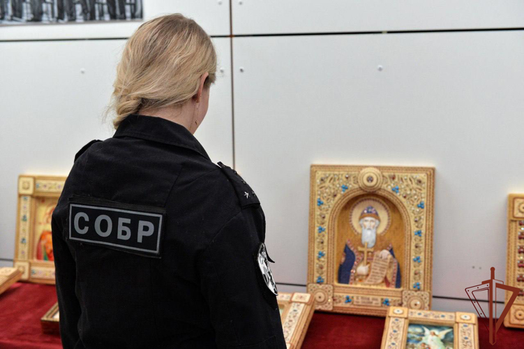 Росгвардия показала выставку «Небесные покровители армии и флота России» в Москве