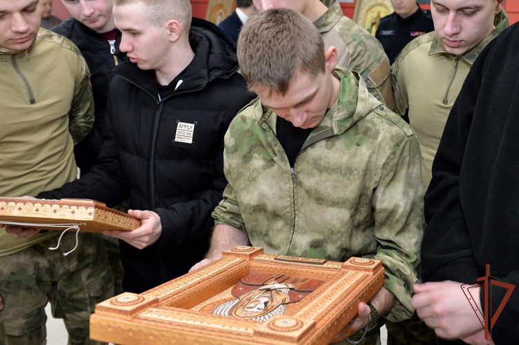 Росгвардия показала выставку «Небесные покровители армии и флота России» в Москве