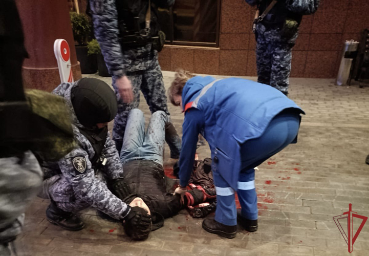 Сотрудники Росгвардии задержали раненого дебошира в Москве
