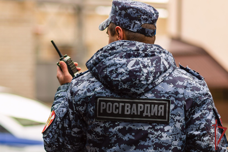 Росгвардейцы задержали мужчину, подозреваемого в хранении наркотиков  на северо-западе Москвы (видео)