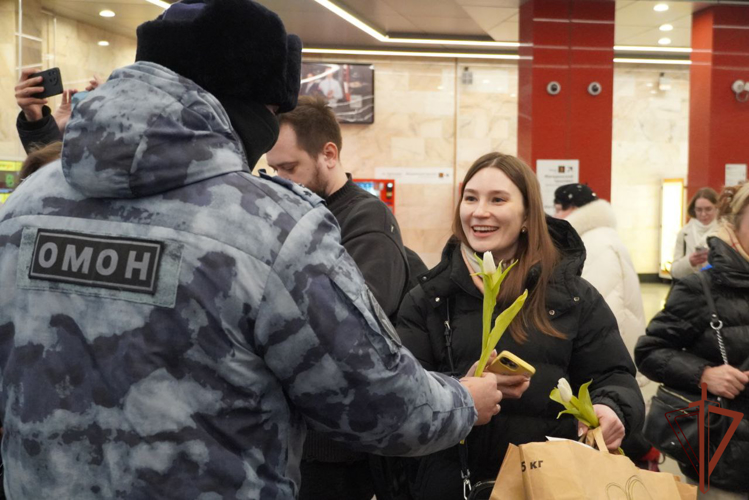 В Международный женский день военные музыканты Росгвардии выступили в Московском метрополитене