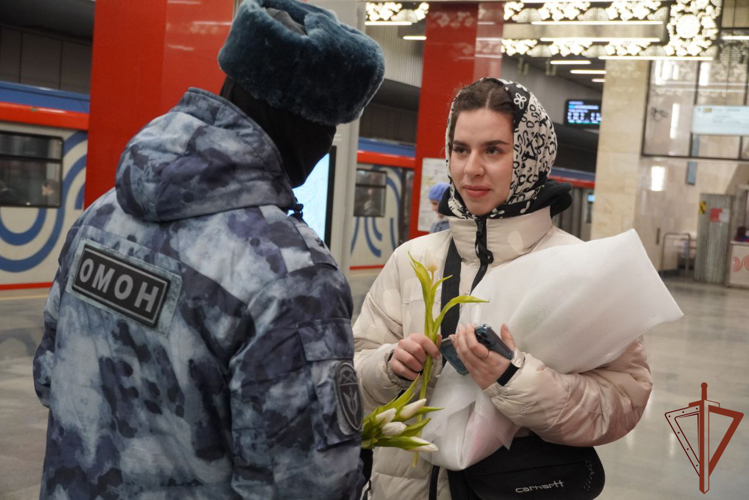 В Международный женский день военные музыканты Росгвардии выступили в Московском метрополитене