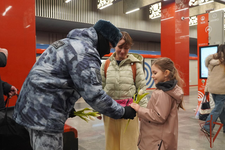 В Международный женский день военные музыканты Росгвардии выступили в Московском метрополитене