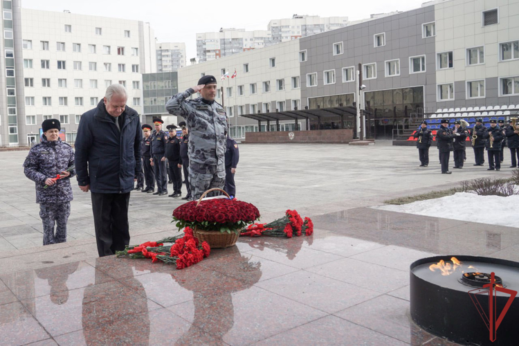 Начальник Главного управления Росгвардии по г. Москве генерал-лейтенант полиции Василий Сонин возложил цветы к монументу «Свеча памяти»