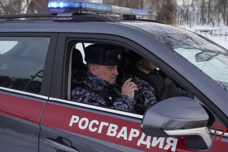 Столичные сотрудники вневедомственной охраны задержали девушку по подозрению в сбыте наркотиков (видео)