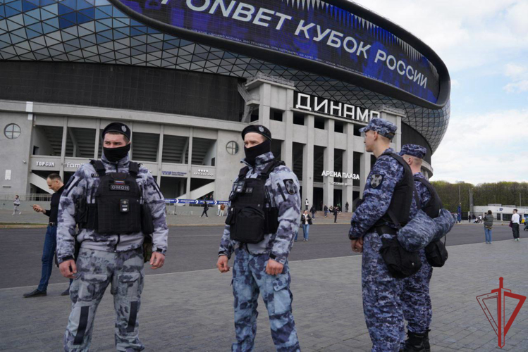 Росгвардейцы обеспечили безопасность матчей по футболу 26-го тура РПЛ в Москве