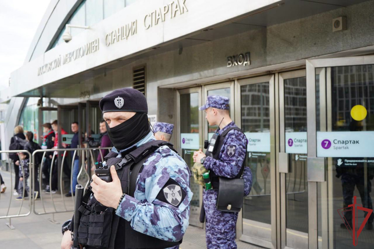 Росгвардейцы обеспечили безопасность матчей по футболу 26-го тура РПЛ в Москве