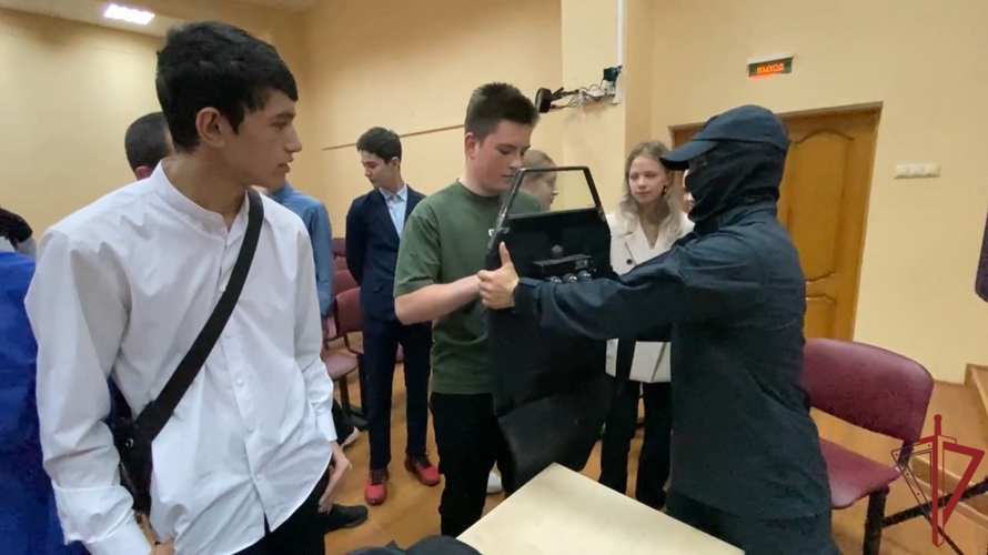 Урок мужества провели сотрудники столичного спецназа Росгвардии