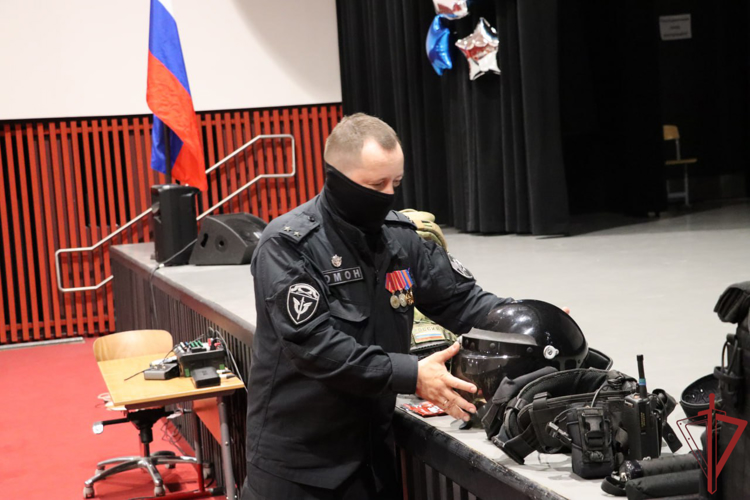 Спецназовцы Росгвардии провели открытый урок в московской школе