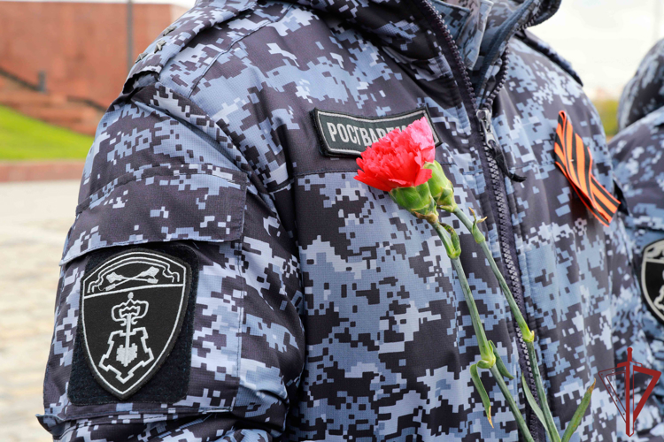 В преддверии Дня Победы столичные росгвардейцы возложили цветы к Вечному огню на Поклонной горе (видео)