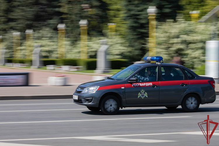 Росгвардейцы задержали мужчину, подозреваемого в незаконном обороте наркотиков в Москве (видео)