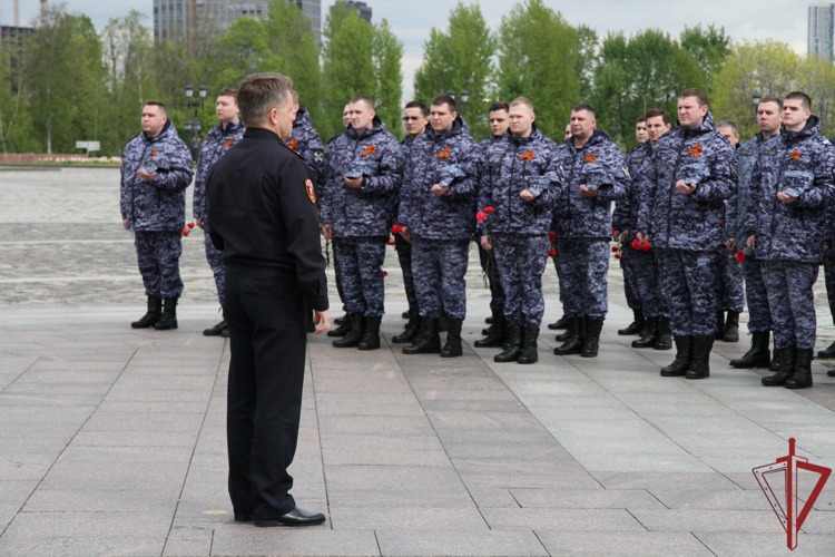 В преддверии Дня Победы столичные росгвардейцы возложили цветы к Вечному огню на Поклонной горе (видео)