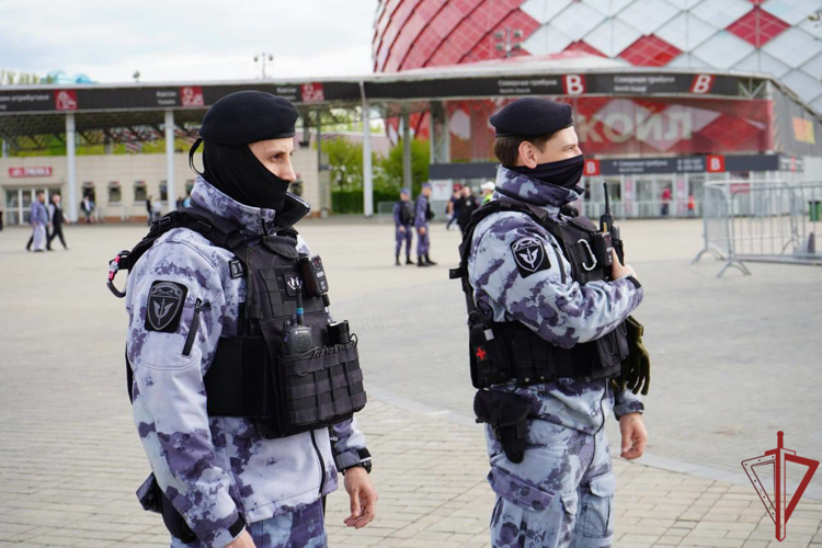 Росгвардейцы обеспечили безопасность матчей по футболу 26-го тура РПЛ в Москве