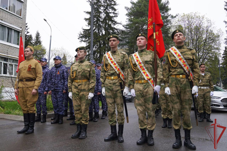 Акцию «Парад у дома ветерана» провели столичные росгвардейцы (видео)