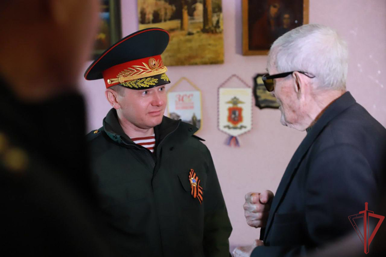 Столичные росгвардейцы поздравили ветерана службы и Великой Отечественной войны с наступающим Днём Победы