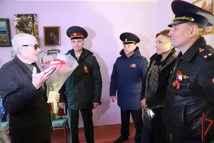 Столичные росгвардейцы поздравили ветерана службы и Великой Отечественной войны с наступающим Днём Победы