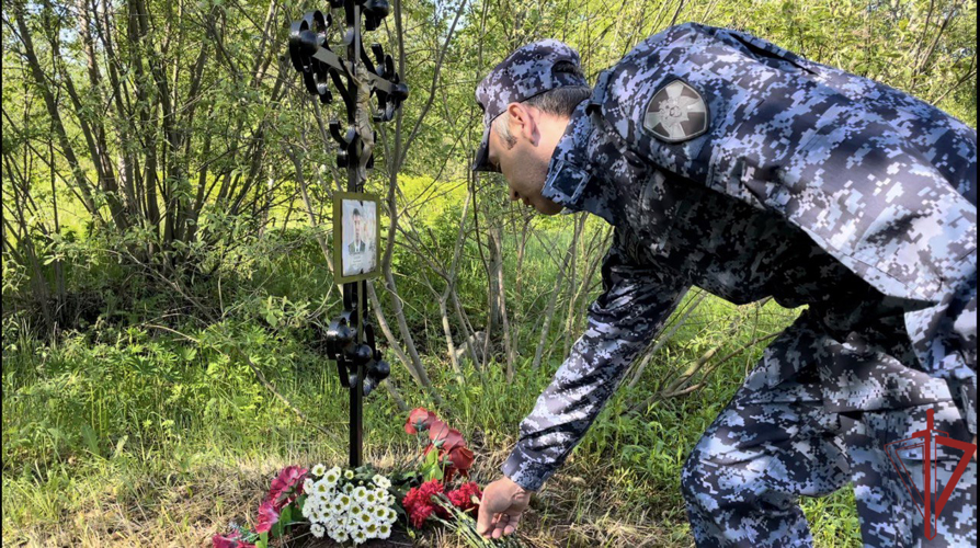 Столичные росгвардейцы почтили память товарища в годовщину его гибели