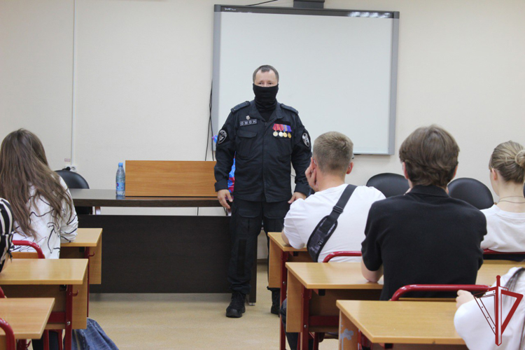 Столичный спецназ провел урок мужества со студентами колледжа