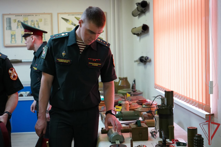 Слушателей инженерной академии познакомили с работой взрывотехников ОМОН «Авангард»