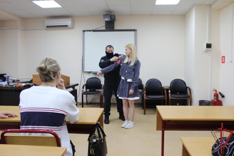 Столичный спецназ провел урок мужества со студентами колледжа