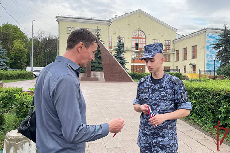 В День России столичные росгвардейцы приняли участие в акции «Ленточка-триколор»