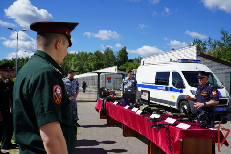 Слушателей инженерной академии познакомили с работой взрывотехников ОМОН «Авангард» 