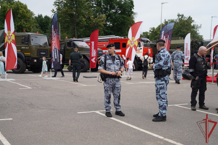 Заместитель директора Росгвардии генерал-полковник Алексей Воробьёв наградил руководителей столичной Росгвардии в Москве
