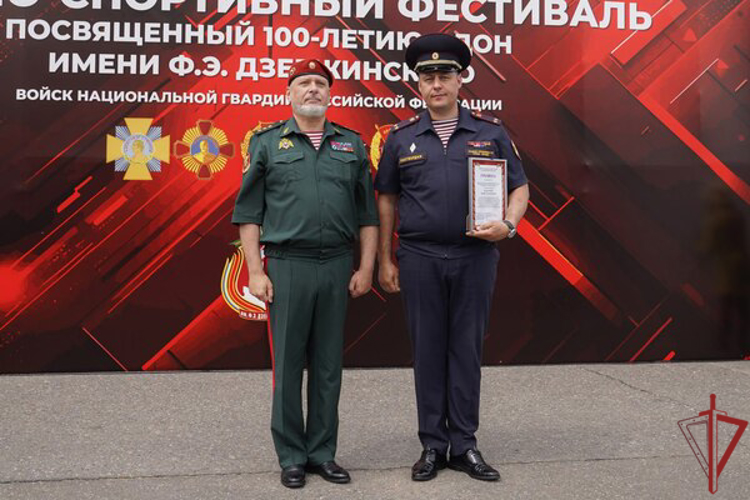Заместитель директора Росгвардии генерал-полковник Алексей Воробьёв наградил руководителей столичной Росгвардии в Москве