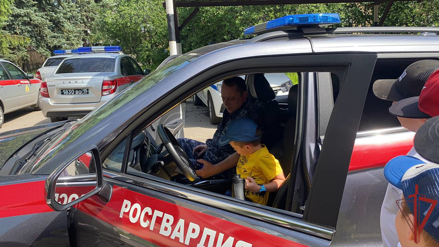 В преддверии Дня России росгвардейцы провели праздничное мероприятие для детей