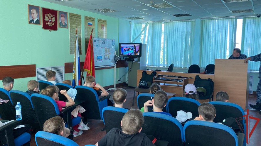 В преддверии Дня России росгвардейцы провели праздничное мероприятие для детей 