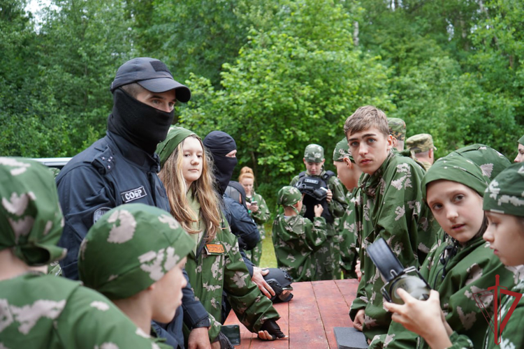 Росгвардейцы провели урок мужества для юных участников слёта «Бородино-2024»