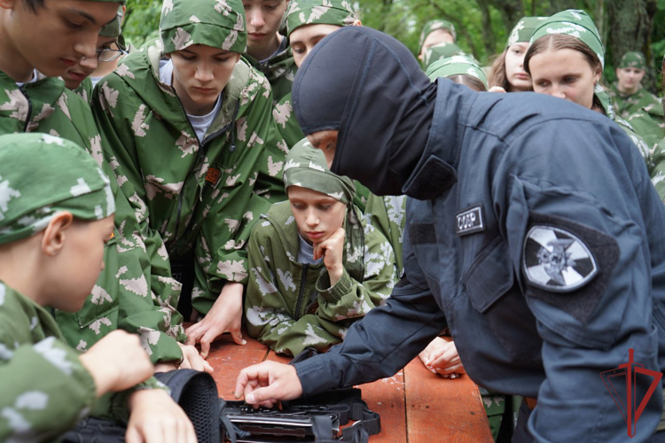 Росгвардейцы провели урок мужества для юных участников слёта «Бородино-2024»