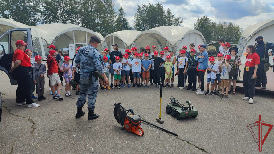 Сотрудники столичного спецназа провели занятие для участников детского городского клуба «Лето побед»
