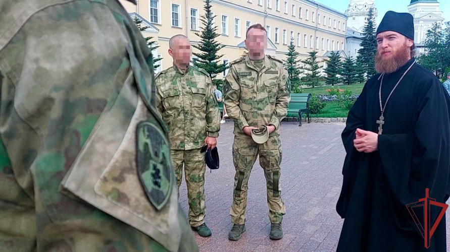 Сотрудники столичного спецназа Росгвардии посетили Троице-Сергиеву Лавру