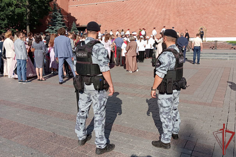 Росгвардейцы обеспечили безопасность во время проведения выпускных вечеров в Москве