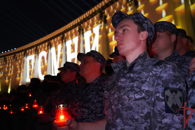 Столичные росгвардейцы приняли участие во Всероссийской мемориальной акции «Свеча памяти» на Поклонной горе в Москве