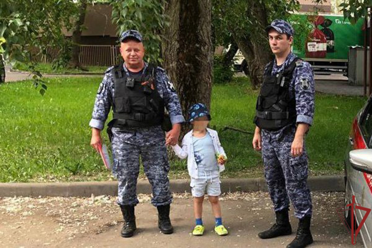 Росгвардейцы вернули родителям потерявшегося ребенка  в Москве  