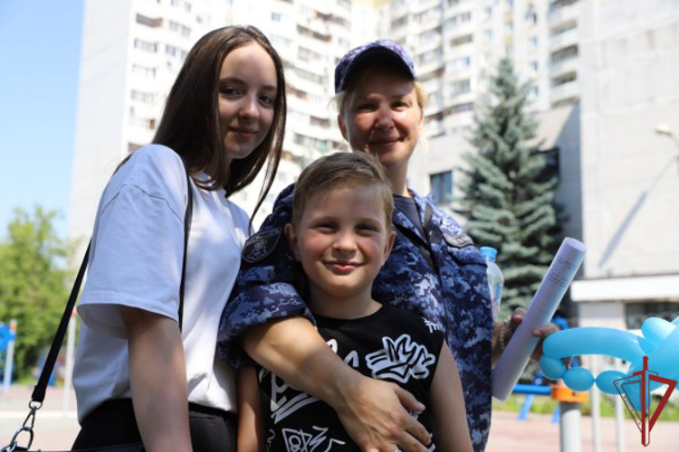 Сотрудники Росгвардии провели праздничный концерт в День семьи в Москве