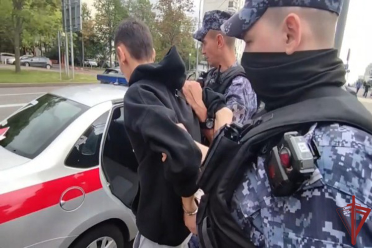Столичные сотрудники Росгвардии задержали мужчину по подозрению в нанесении ножевого ранения в Москве (Видео)