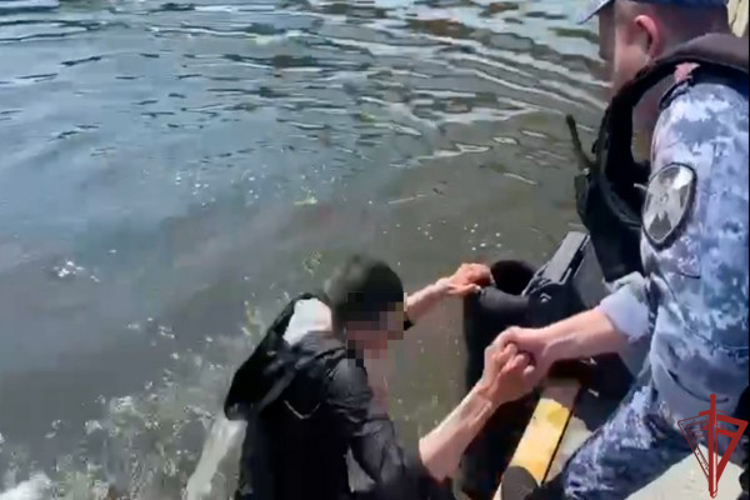 Сотрудники Росгвардии оказали помощь мужчине, который упал в Москву-реку 