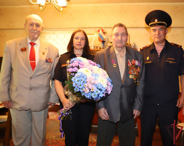 В Москве росгвардейцы поздравили труженика тыла Великой Отечественной войны