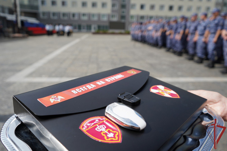 Начальник Главного управления вневедомственной охраны Росгвардии вручил ключи многодетному отцу-росгвардейцу