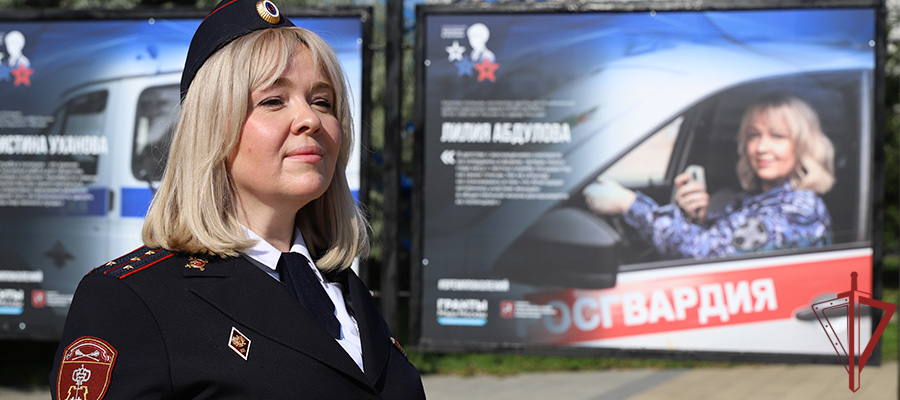 Сотрудница вневедомственной охраны Главного управления Росгвардии по городу Москве стала участницей фотовыставки «Защитники Отечества»